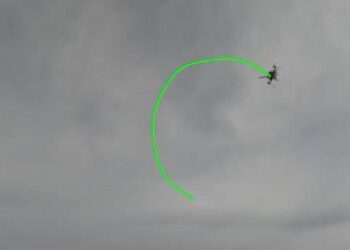 İsviçre’de drone’lar akrobasi yaptı, görenler şaşkınlıkla izledi