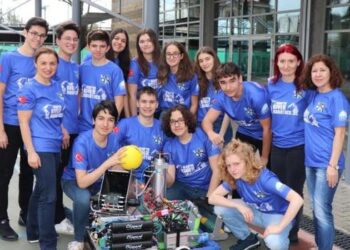 Robot turnuvasında şampiyonluk kupasını kucakladılar