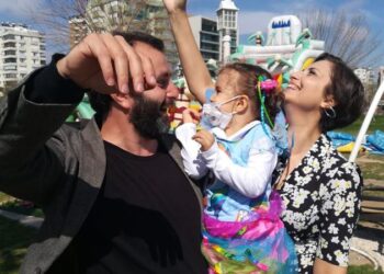 Öykü Arin’den iliğiyle can veren babasına ‘kalp’ dolu hediye