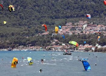 Muğla Akyaka’da rüzgar sörfü yoğunluğu yaşanıyor