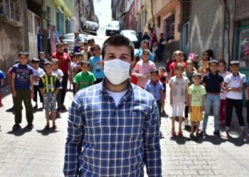 Üniversite öğrencisi Erkan çocukları mutlu etti