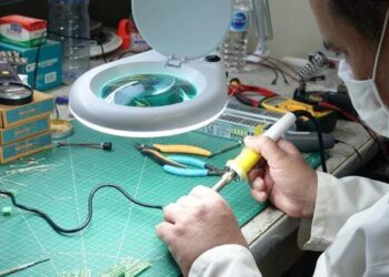 Meslek lisesi öğretmenlerinden temassız el dezenfektan cihazı