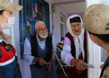 Yaşlı çift gülümsetti! Kadın askere bayram harçlığı!