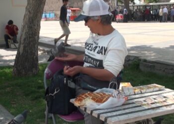 Güvercinleri her gün eliyle besliyor