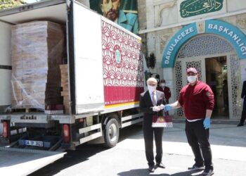 Acun Ilıcalı Darülaceze sakinlerine bir kamyon çikolata