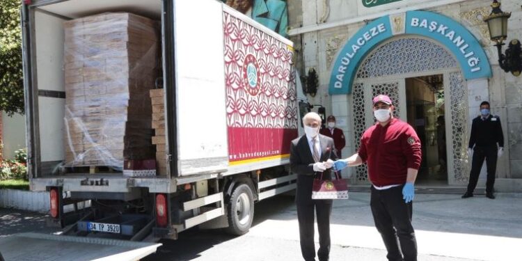 Acun Ilıcalı Darülaceze sakinlerine bir kamyon çikolata