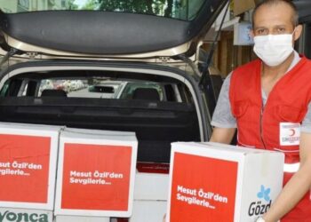 Mesut Özil’den 280 aileye gıda kolisi desteği