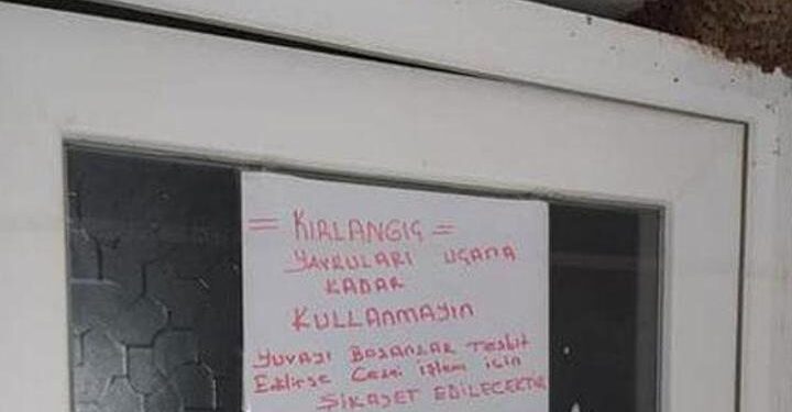 Kırlangıçlar cami tuvaleti kapısına yuva yaptı, mahalleli önlem aldı