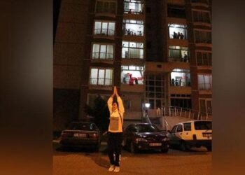 Balkonlara çıkarak spor yaptılar