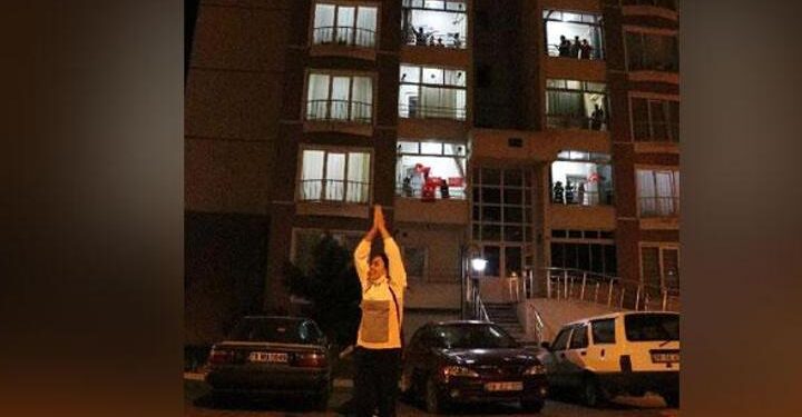 Balkonlara çıkarak spor yaptılar