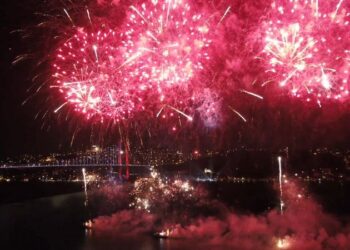 İstanbul Boğazı’nda havai fişekli kutlama