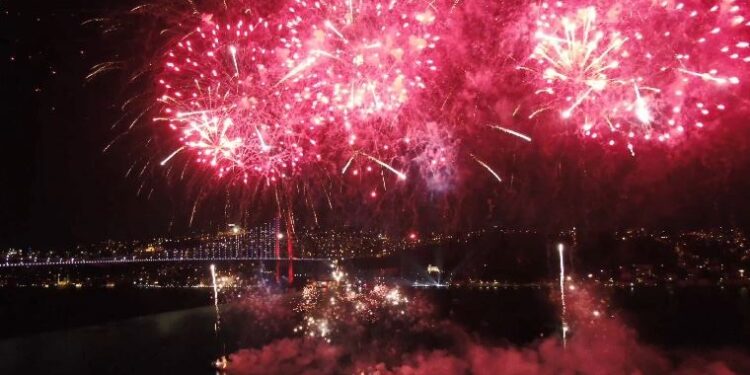 İstanbul Boğazı’nda havai fişekli kutlama