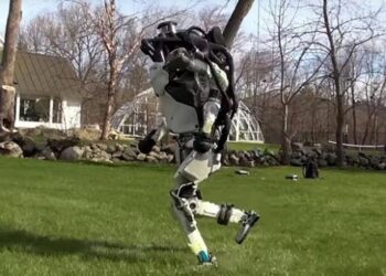 Atlas robot doğada da koşabiliyor