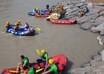 Hakkari’de düzenlenen rafting renkli görüntüler oluşturdu