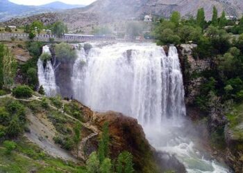 Türkiye’nin en büyük şelalelerinden “Tortum Şelalesi” yenilenen yüzüyle yarım milyon turist ağırlamayı hedefliyor