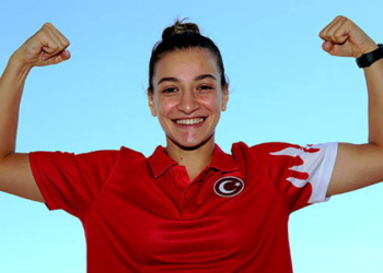 Milli boksör Buse Naz Çakıroğlu, altın madalyanın sahibi oldu