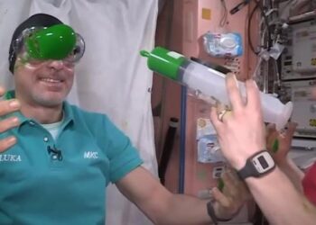 Astronotlar uzayda sıvı oyun balçığı Slime ile oynadı