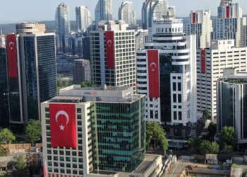 Gökdelenler kırmızı beyaza büründü