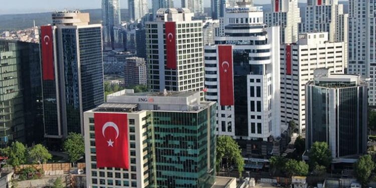 Gökdelenler kırmızı beyaza büründü