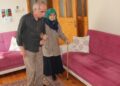 107 yaşındaki kayınvalidesine özenle bakıyor