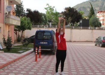 Antrenör sokakta, vatandaşlar balkonda