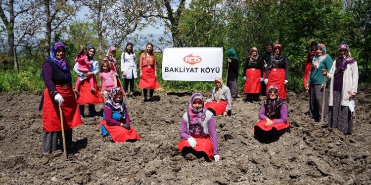 Ata tohumunu ‘Bakliyat Köyü’nde koruyor