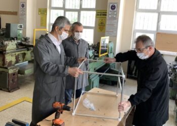 Öğretmenler sağlık çalışanları için entübasyon kabini üretti