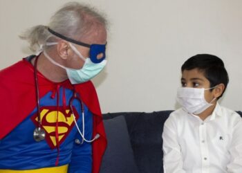 Hasta çocukları “Superman doktorlar” muayene ediyor