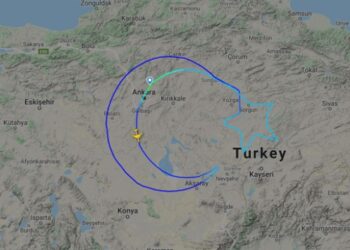THY, gökyüzünde dünyanın en büyük Türk bayrağını açtı