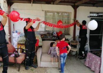 Polislerden Hayatican’ın evine 23 Nisan süslemesi