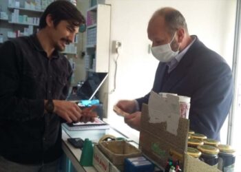 Sivas’ta bir imam 20 kişinin eczane borcunu ödedi
