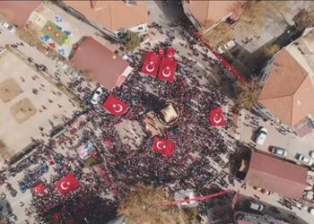 Çocukların bayrak sevgisi havadan görüntülendi