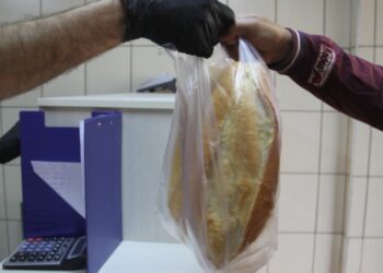 Konya’da hayırseverler ekmeklerini bölüşüyor