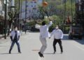 Eczacılar Bursa’nın en işlek caddesine ip gerip voleybol oynadı