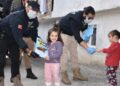 Şırnak’ta polisler çocuklara kitap hediye etti