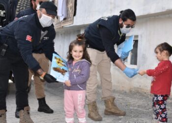 Şırnak’ta polisler çocuklara kitap hediye etti