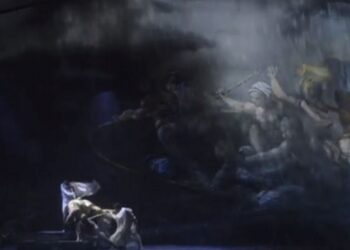 Seyirciler sandalyelerinden Michelangelo’nun eserini izliyor