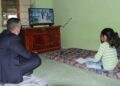 Evleri yanan kardeşlere derslerini takip edebilmeleri için televizyon hediye edildi
