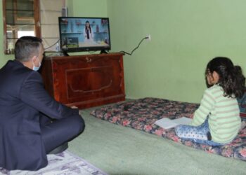 Evleri yanan kardeşlere derslerini takip edebilmeleri için televizyon hediye edildi