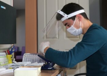 Yurttaki kardeşleri için maske hazırladılar