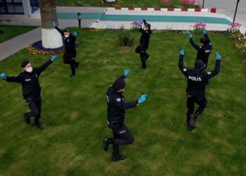 Zeybek oynayan polis ekipleri vatandaşlara moral verdi