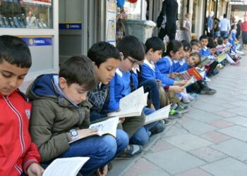 Ağrı’da öğrenciler farkındalık için sokakta kitap okudu