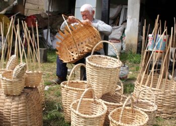 Bekir Dede 72 yıldır sepet örerek geçimini sağlıyor