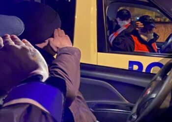 Bir günlüğüne polis oldu, ‘evde kal’ çağrısı yaptı