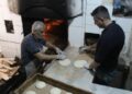 Hatay’da bir hayırsever mahallelinin fırın borcunu ödedi