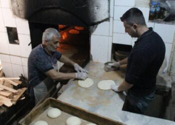 Hatay’da bir hayırsever mahallelinin fırın borcunu ödedi