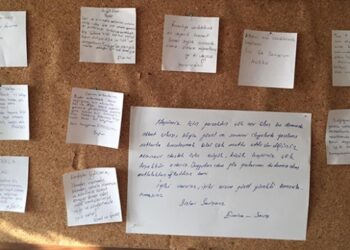 Apartman sakinlerinden sağlıkçı aileye moral notları