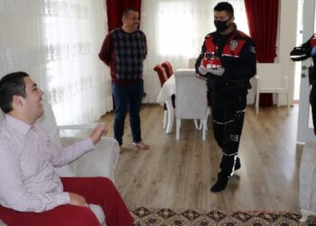 Polislerden engelli gence pastalı sürpriz