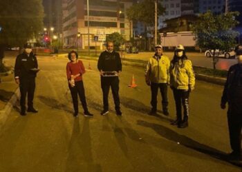 Vatandaşlardan görev başındaki polislere çay ve pasta ikramı