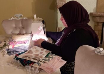 Almanya’da Türkler maske dikip ücretsiz dağıtıyor